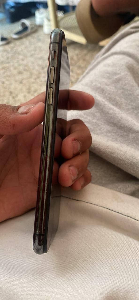 Apple iPhone XS 3