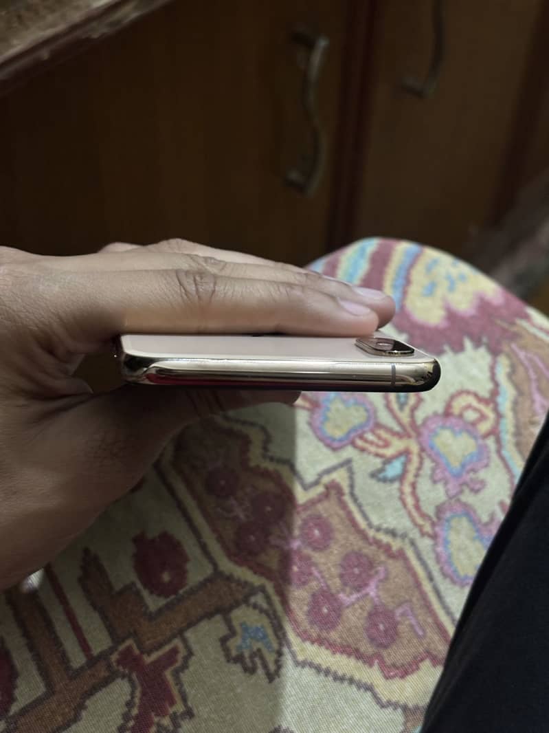 Apple iPhone XS Max 4