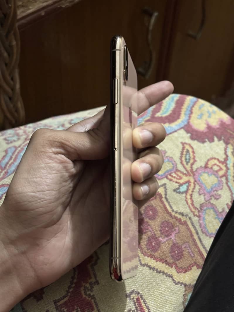 Apple iPhone XS Max 7