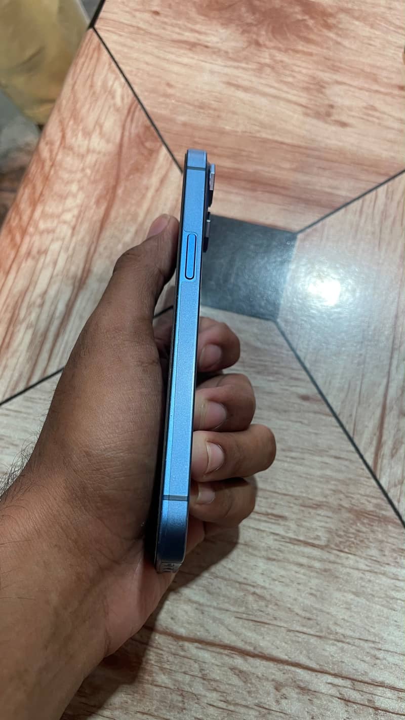 Apple iPhone 13 5