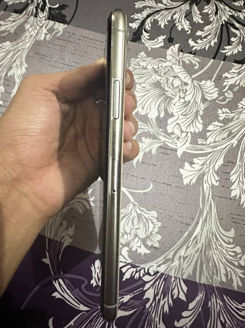Apple iPhone 11 Pro Max 1