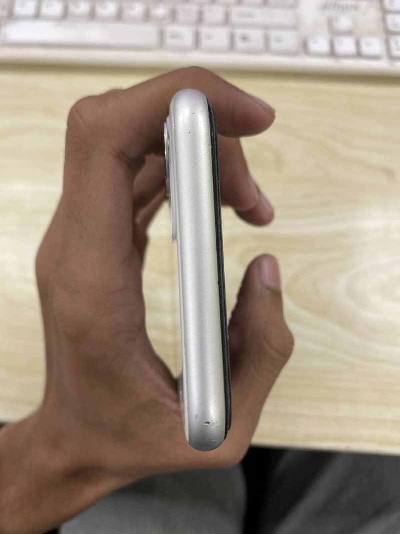 Apple iPhone 11 4