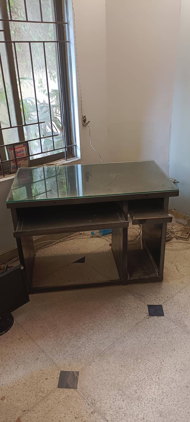 Single bed 2,Double Bed 1,office Table 2, side table 2 2
