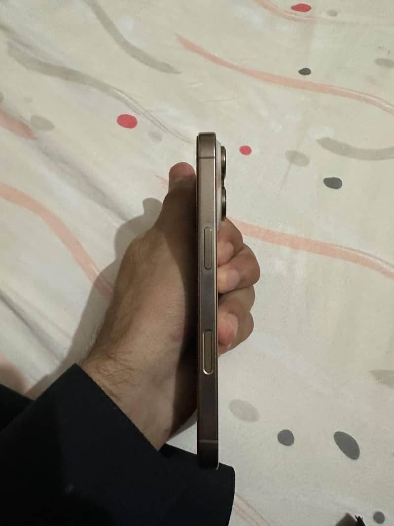 Apple iPhone 16 Pro 4