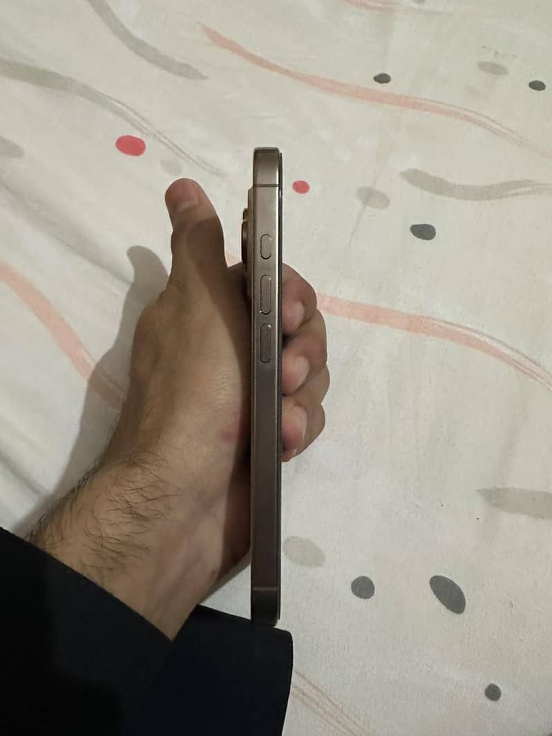 Apple iPhone 16 Pro 8