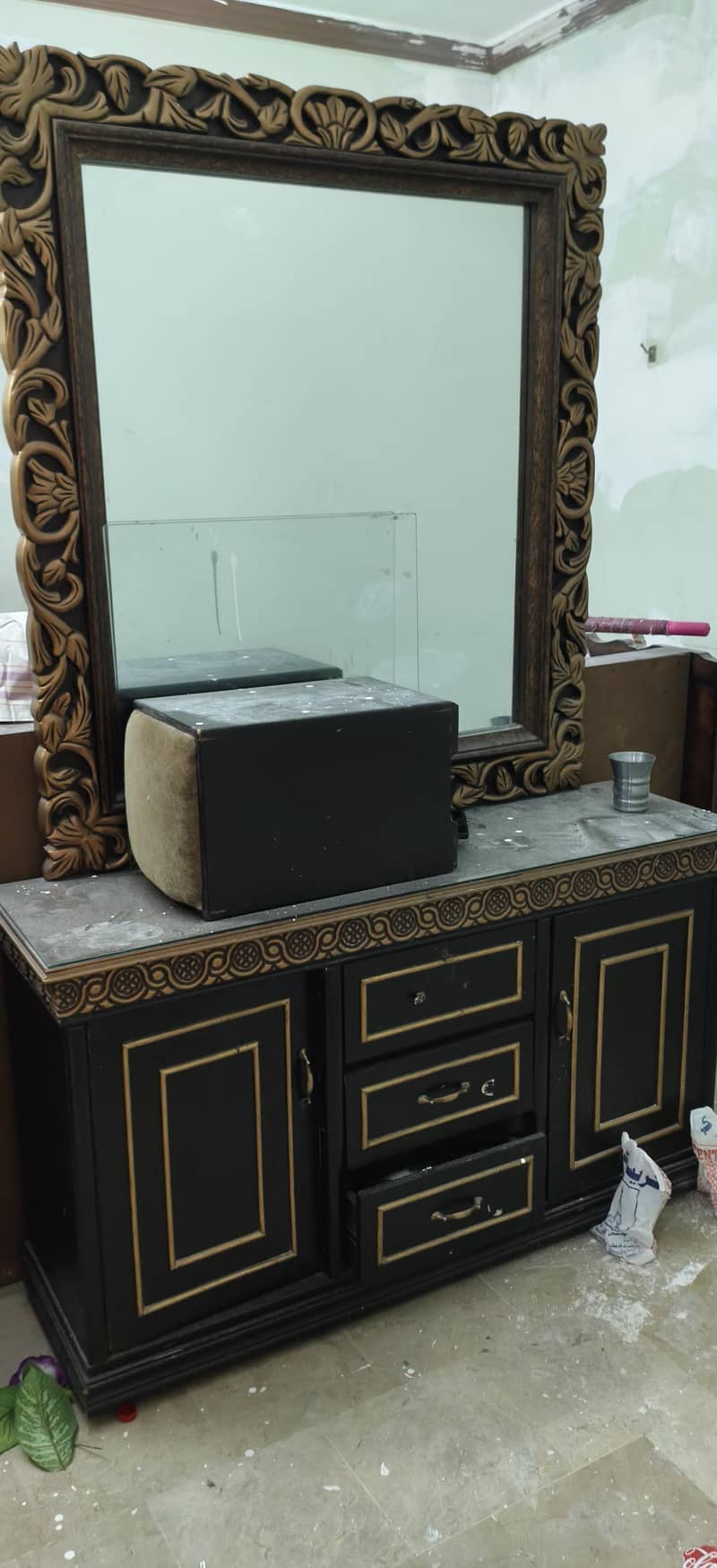 bed with 2 side tables , dressing table and dressing stool 2