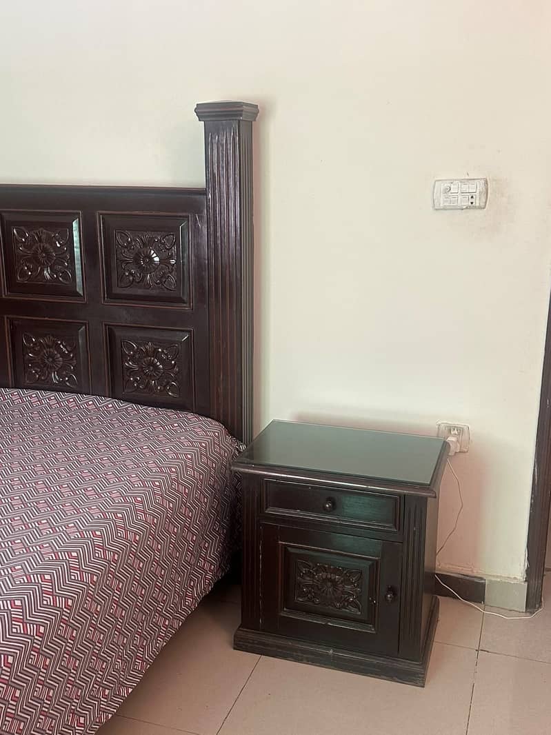 Solid wooden Double Bed with side table & Dressing Table Excellent 2