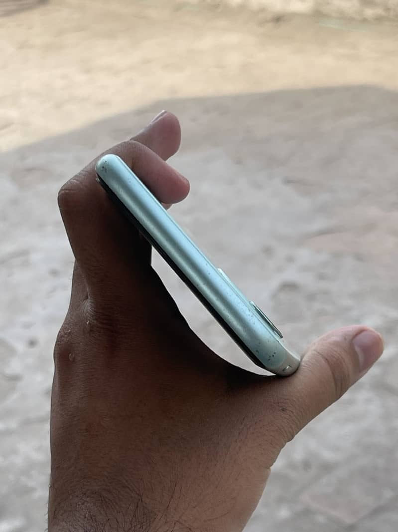 Apple iPhone 11 4
