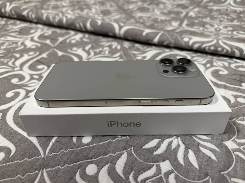 Apple iPhone 16 Pro Max 4