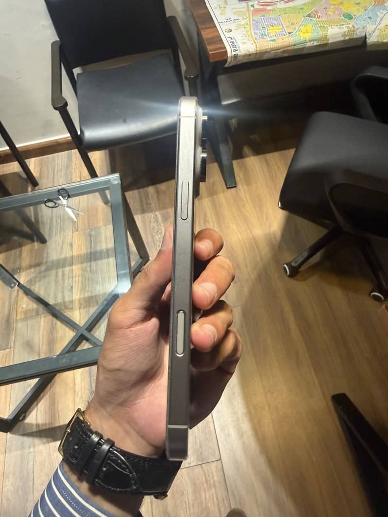 Apple iPhone 16 Pro Max 2