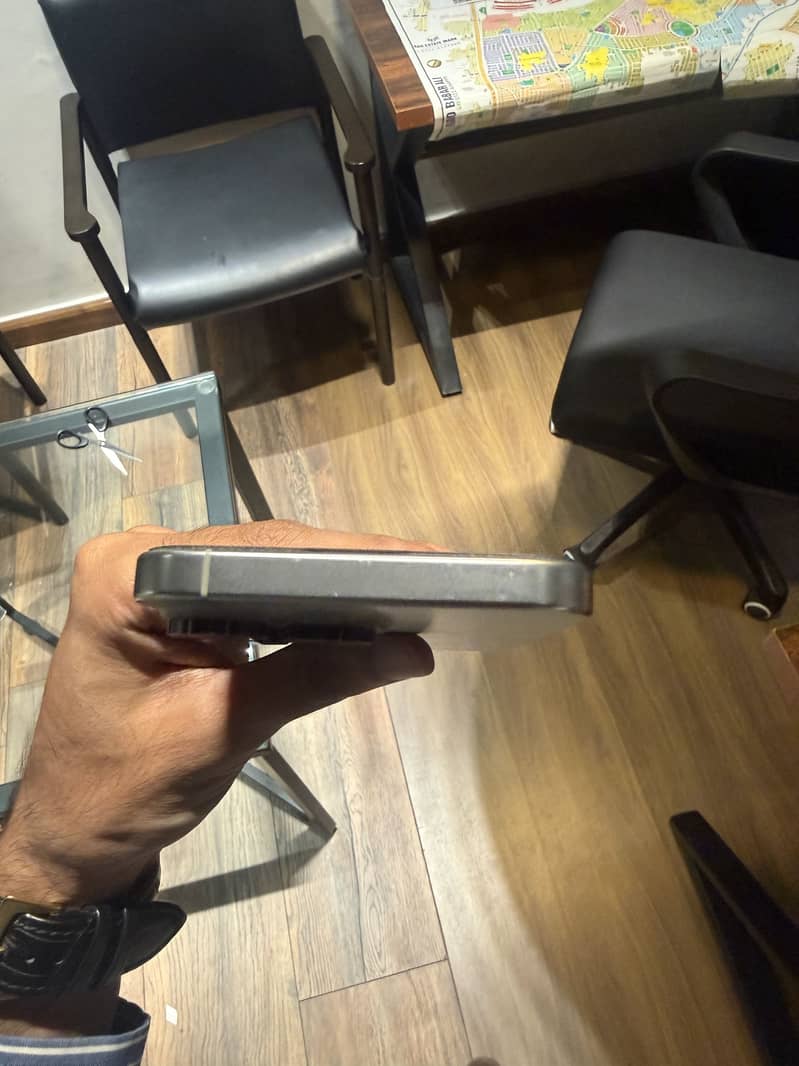Apple iPhone 16 Pro Max 4
