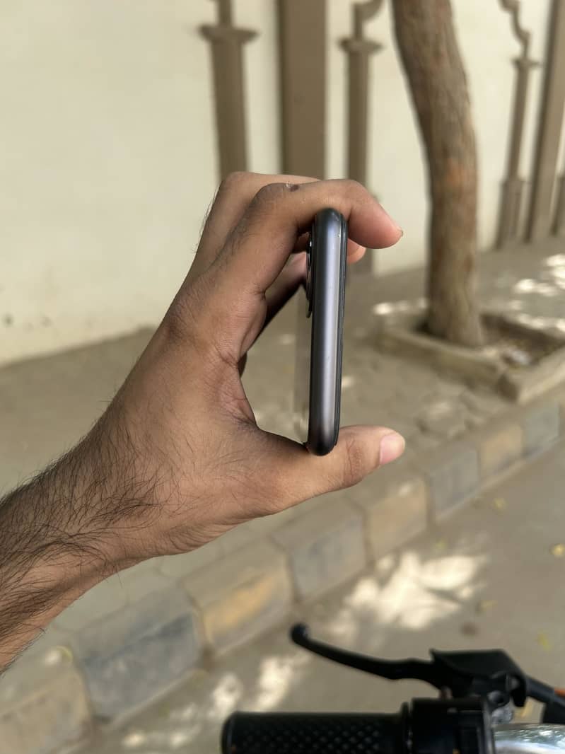 Apple iPhone 11 3
