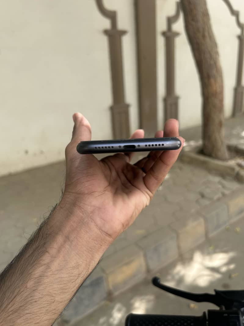 Apple iPhone 11 4