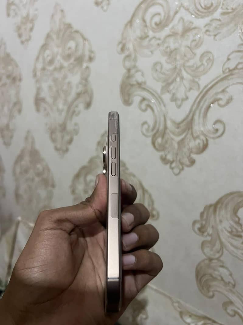 Apple iPhone 16 Pro 3