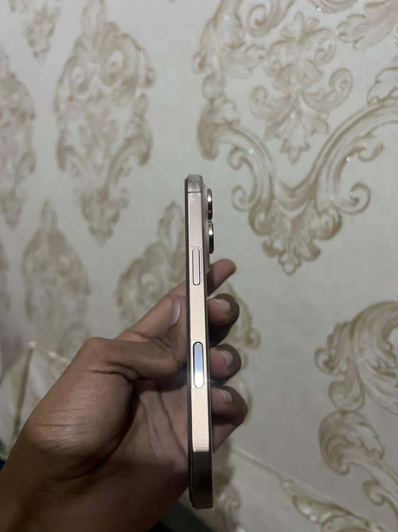 Apple iPhone 16 Pro 4