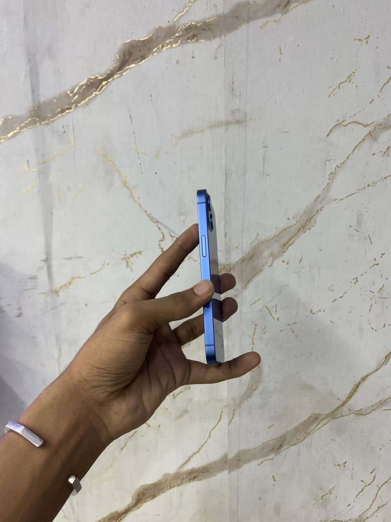 Apple iPhone 13 4
