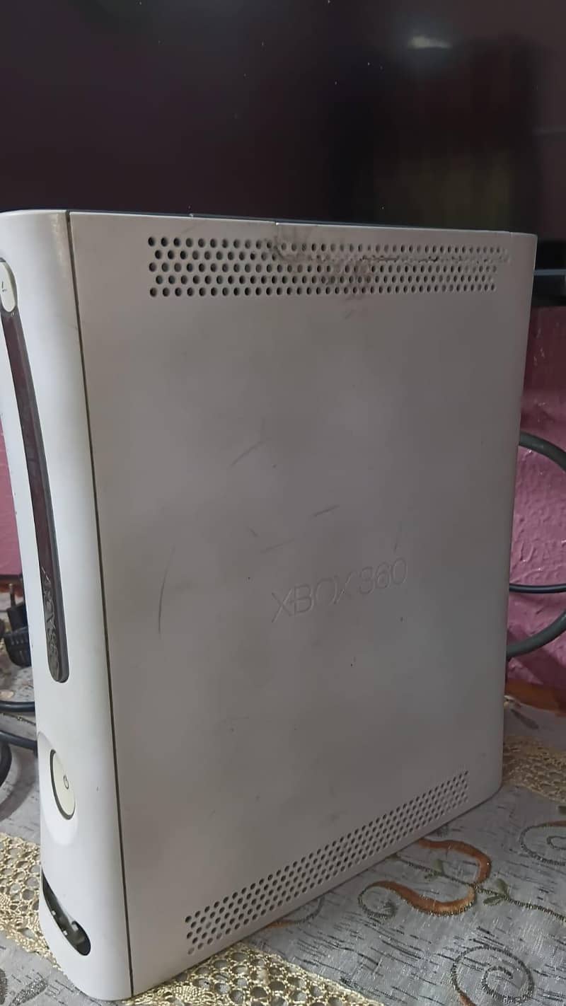 Xbox 360 with two controllers 4