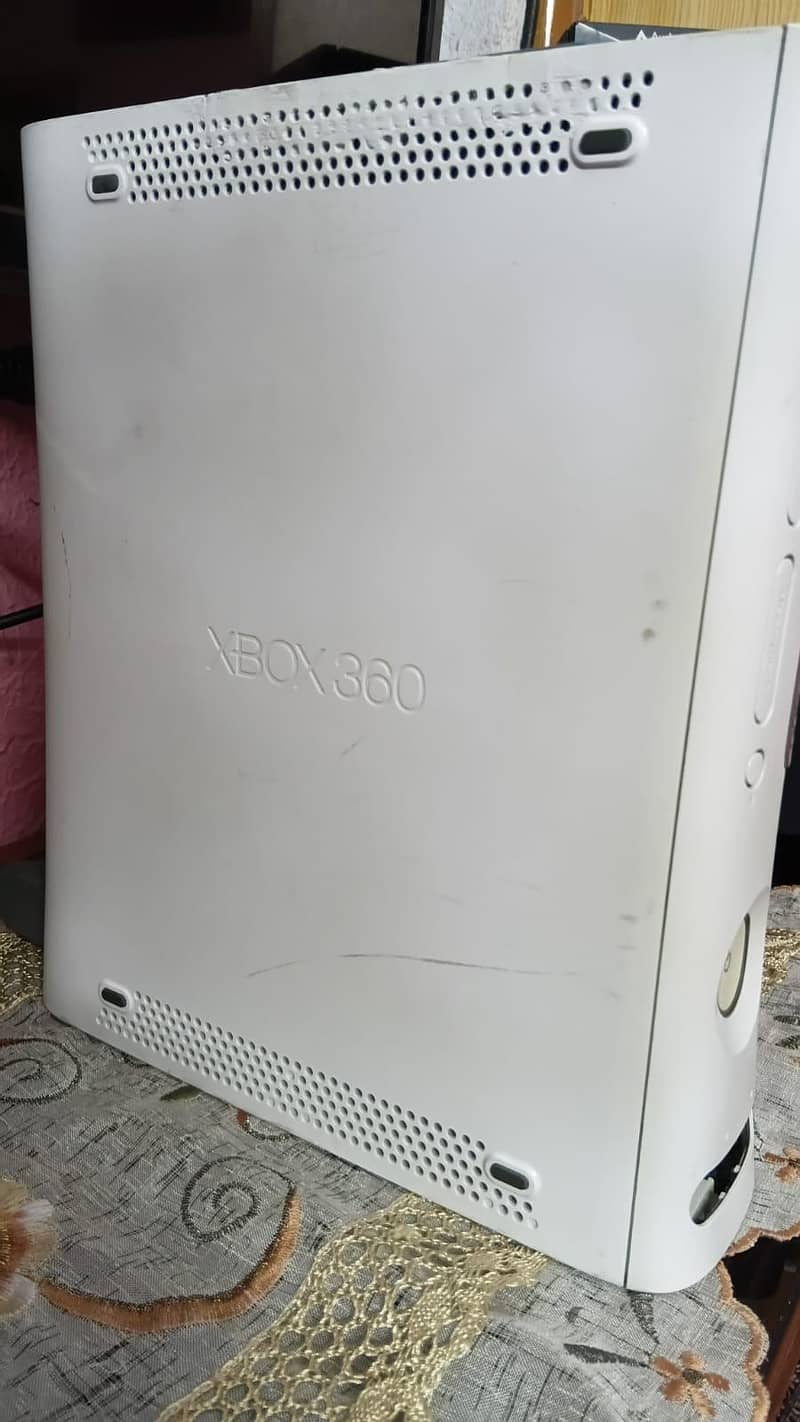 Xbox 360 with two controllers 5