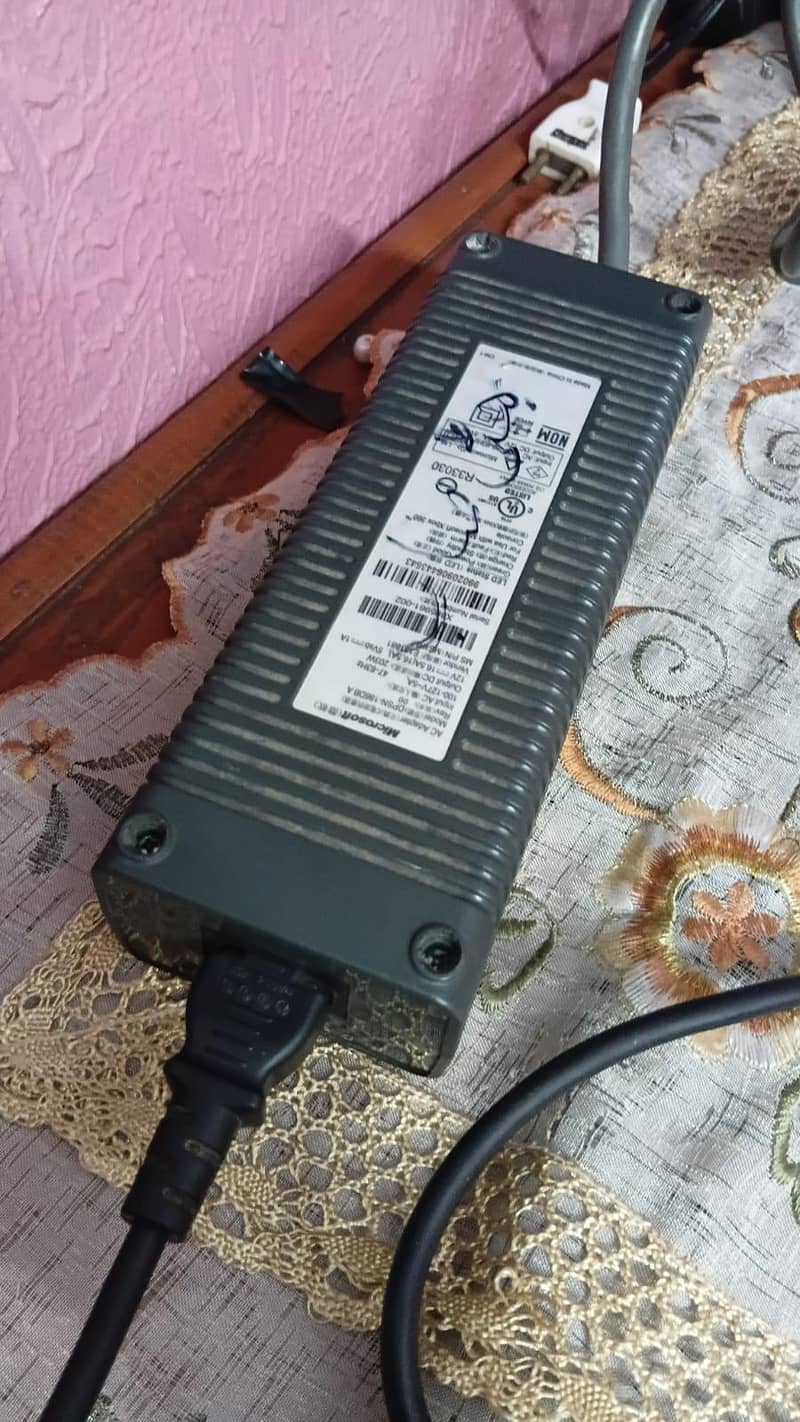 Xbox 360 with two controllers 9