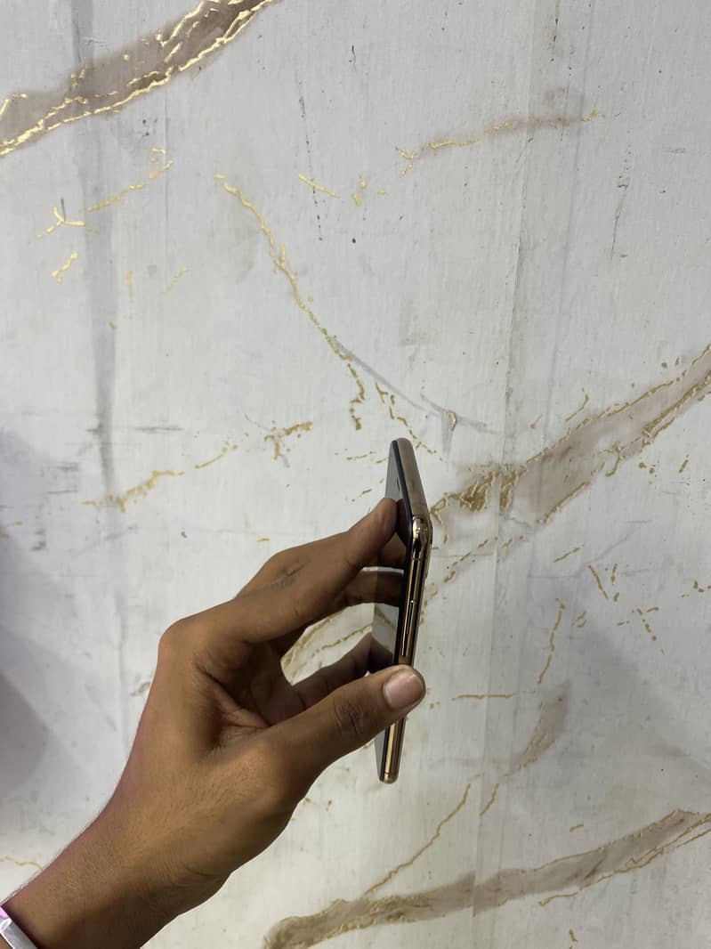 Apple iPhone XS 3