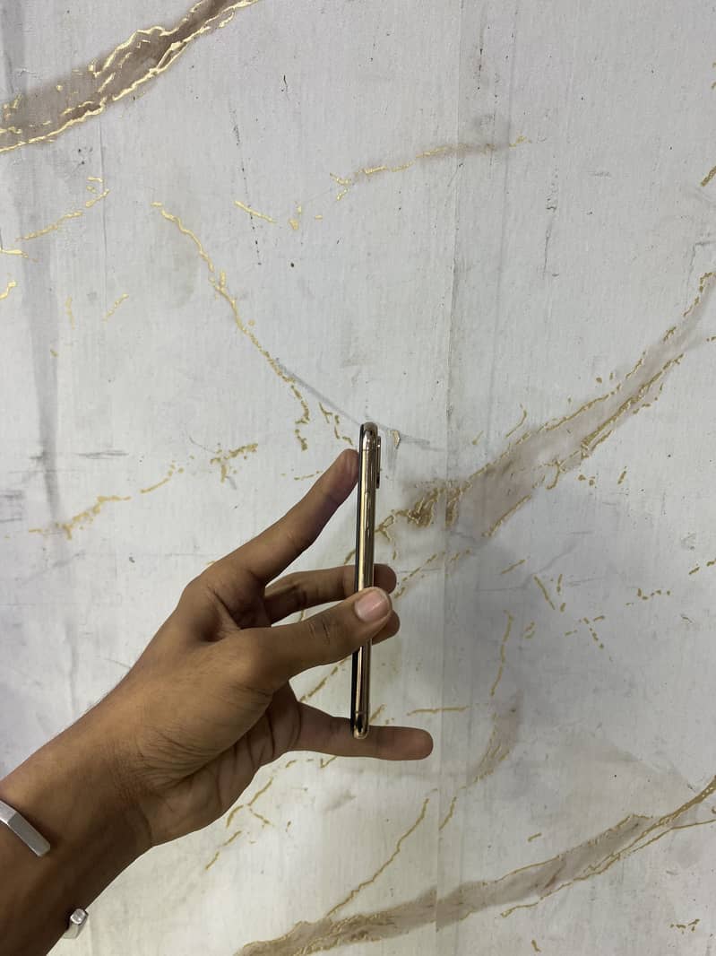 Apple iPhone XS 4