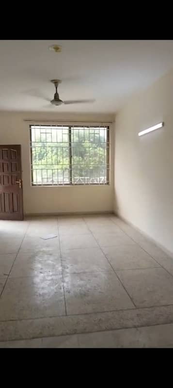 10 MARLA UPPER PORTION AVAILABLE FOR RENT FOR SMART FAMILY