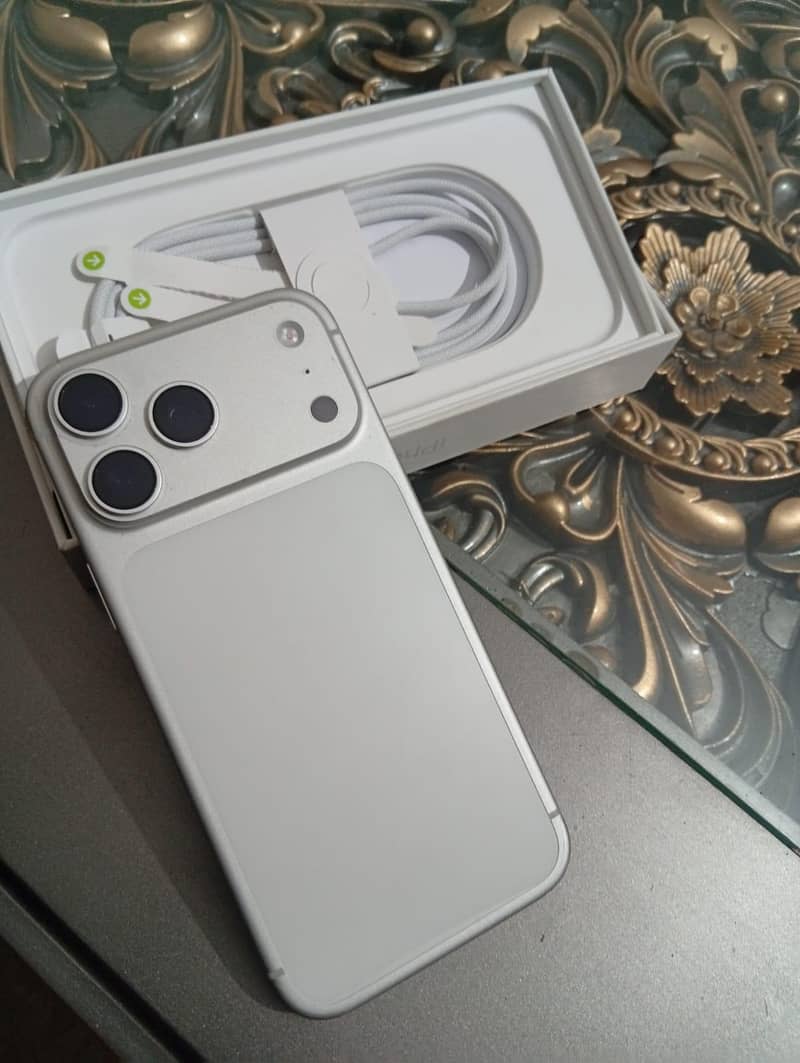 Apple iPhone 17 Pro Max 1