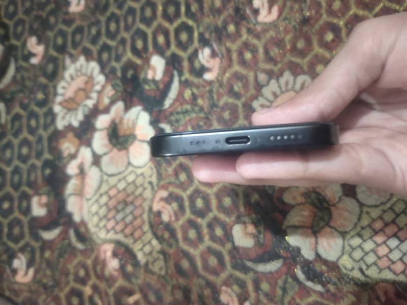Apple iPhone 16 Pro 3