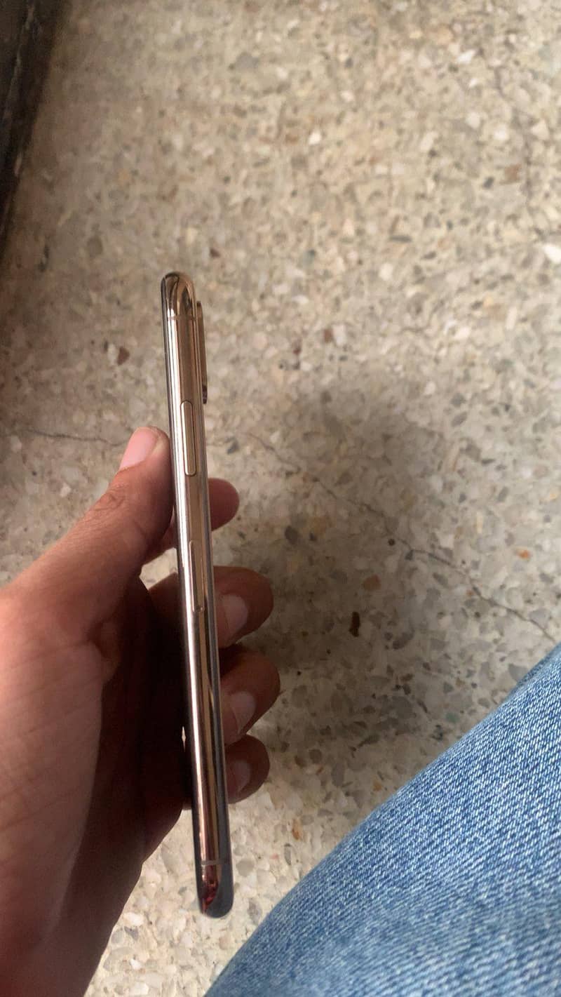 Apple iPhone XS 3