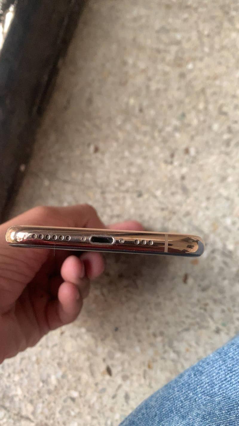 Apple iPhone XS 4