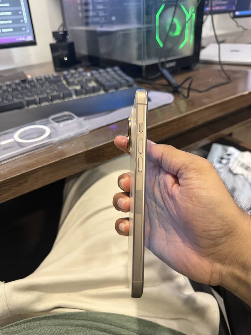 Apple iPhone 16 Pro Max 2
