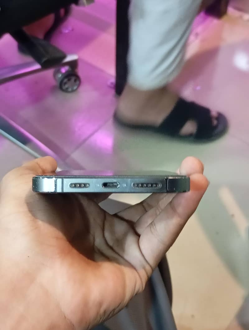 Apple iPhone 13 Pro Max 4