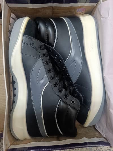 Service shoes