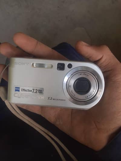Sony Cyber-shot DSC-P200 7.2MP Digital Camera