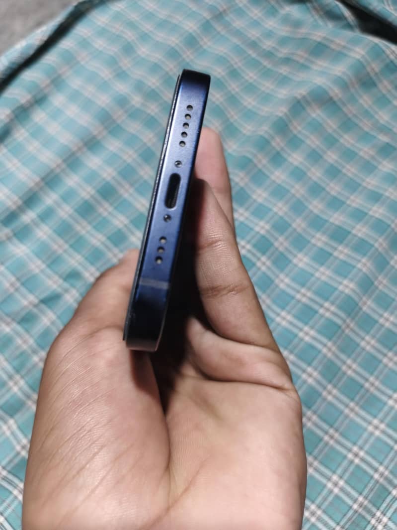 Apple iPhone 12 4