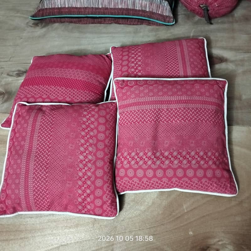 Floor cushion 1