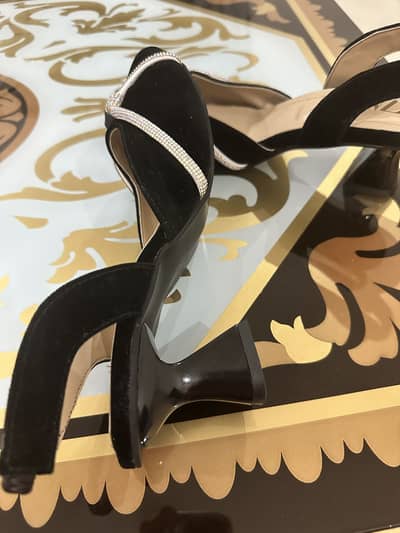 Vogue Pakistan velvet kitten heel brand new never worn