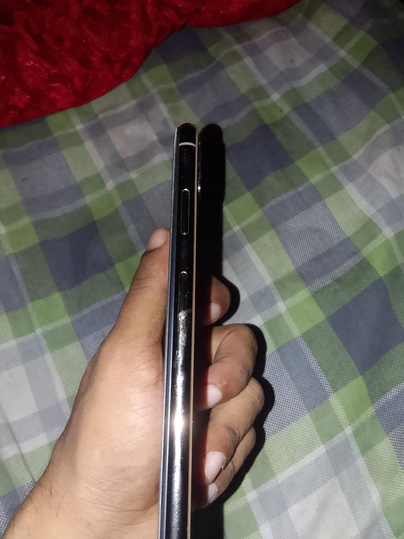 Apple iPhone XS Max 3
