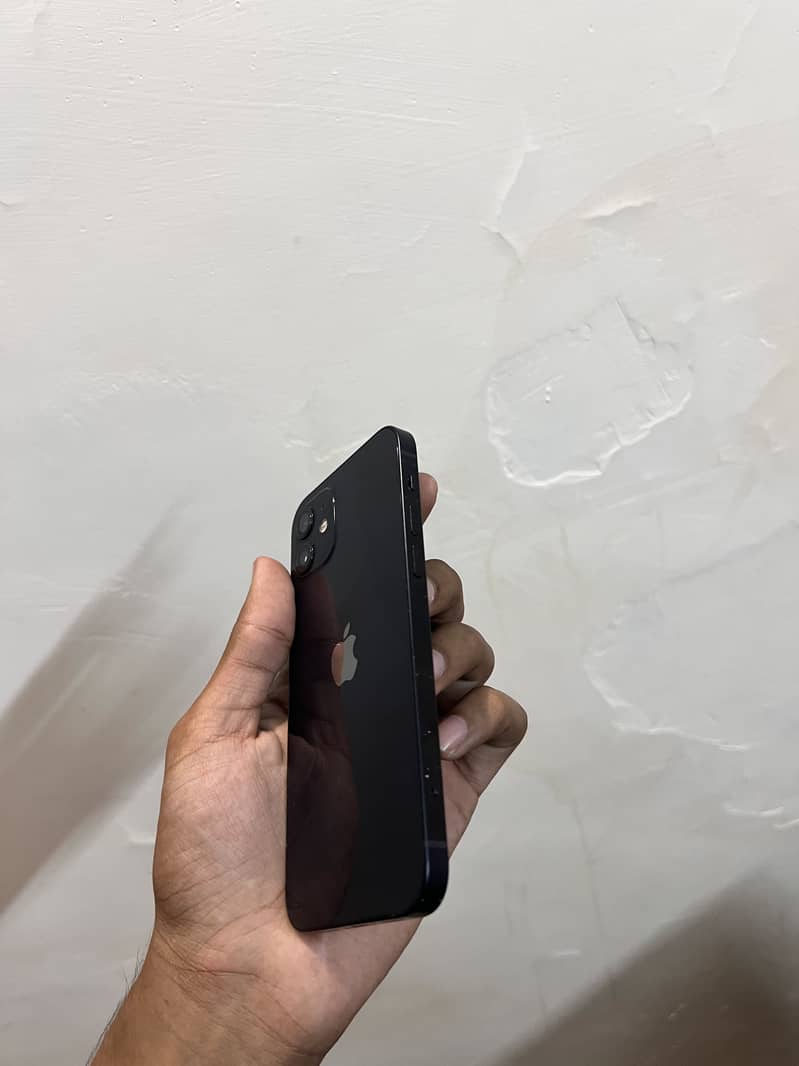Apple iPhone 12 4