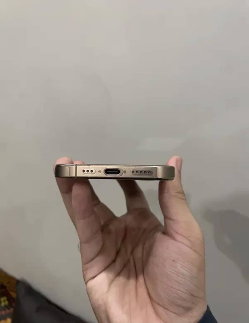Apple iPhone 16 Pro 1