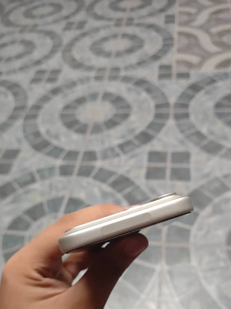 Apple iPhone 17 Pro Max (Silver) 4