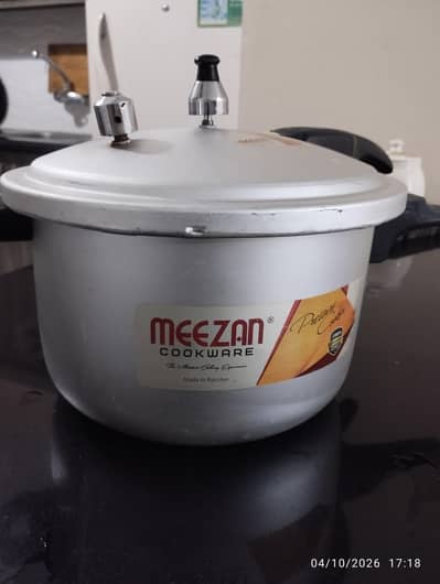 pressure cooker used but like new