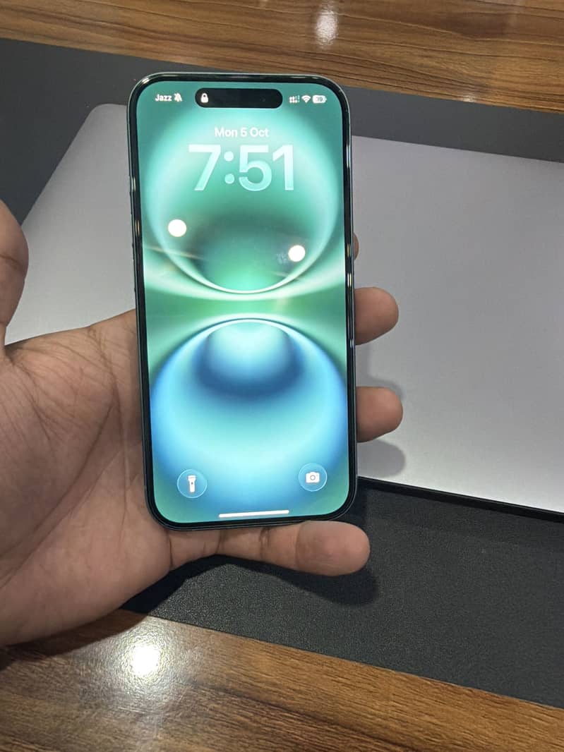 Apple iPhone 16 1