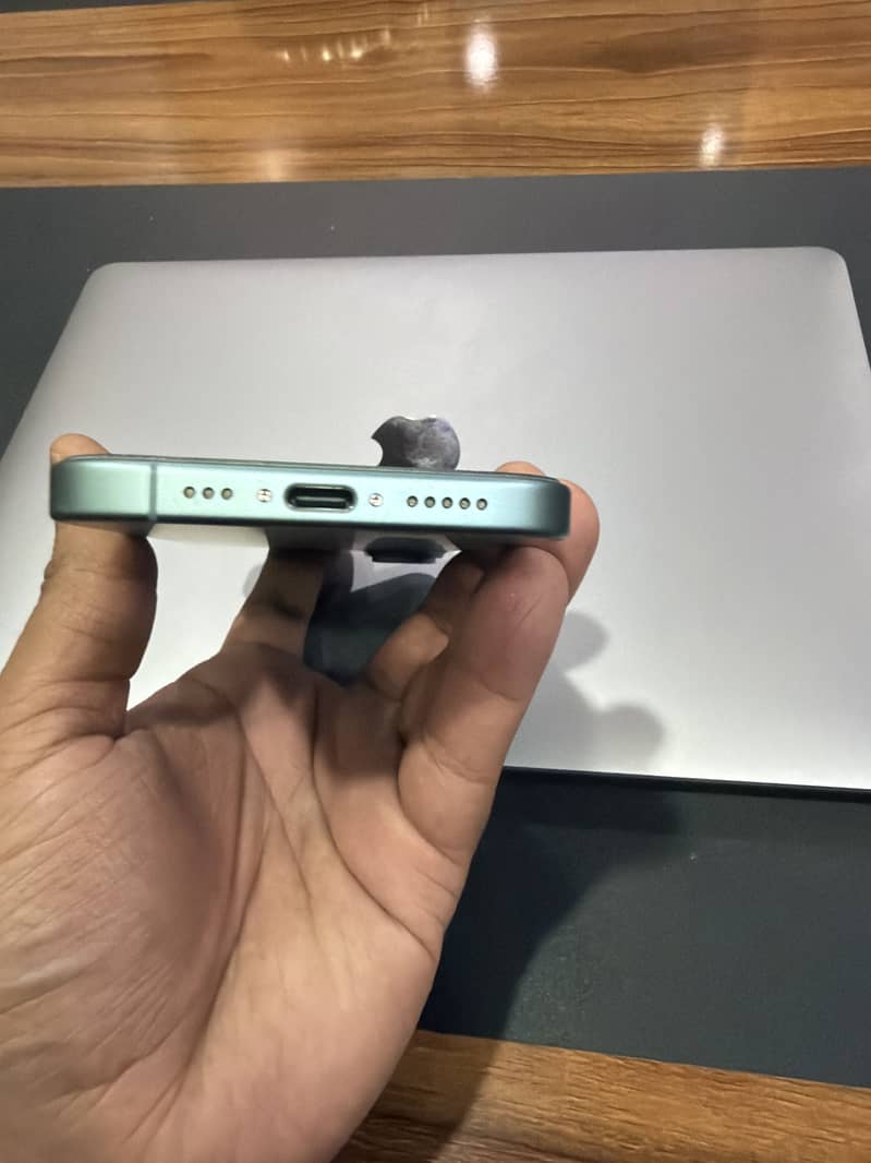 Apple iPhone 16 3