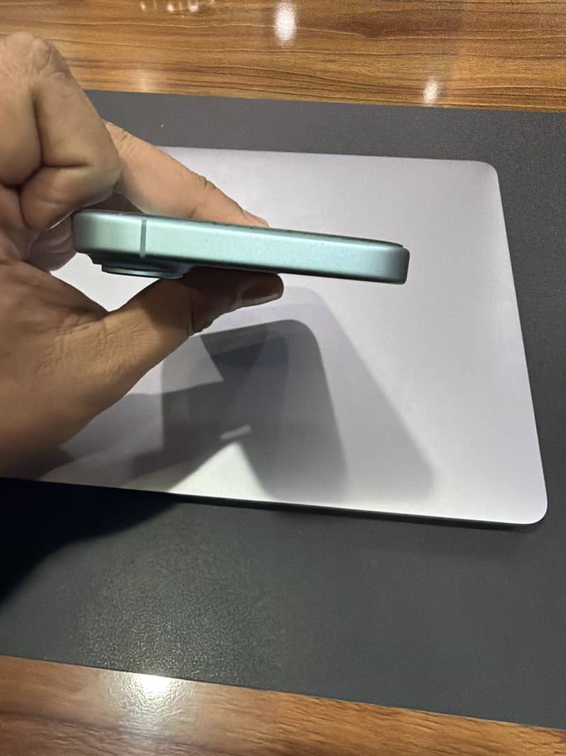Apple iPhone 16 5