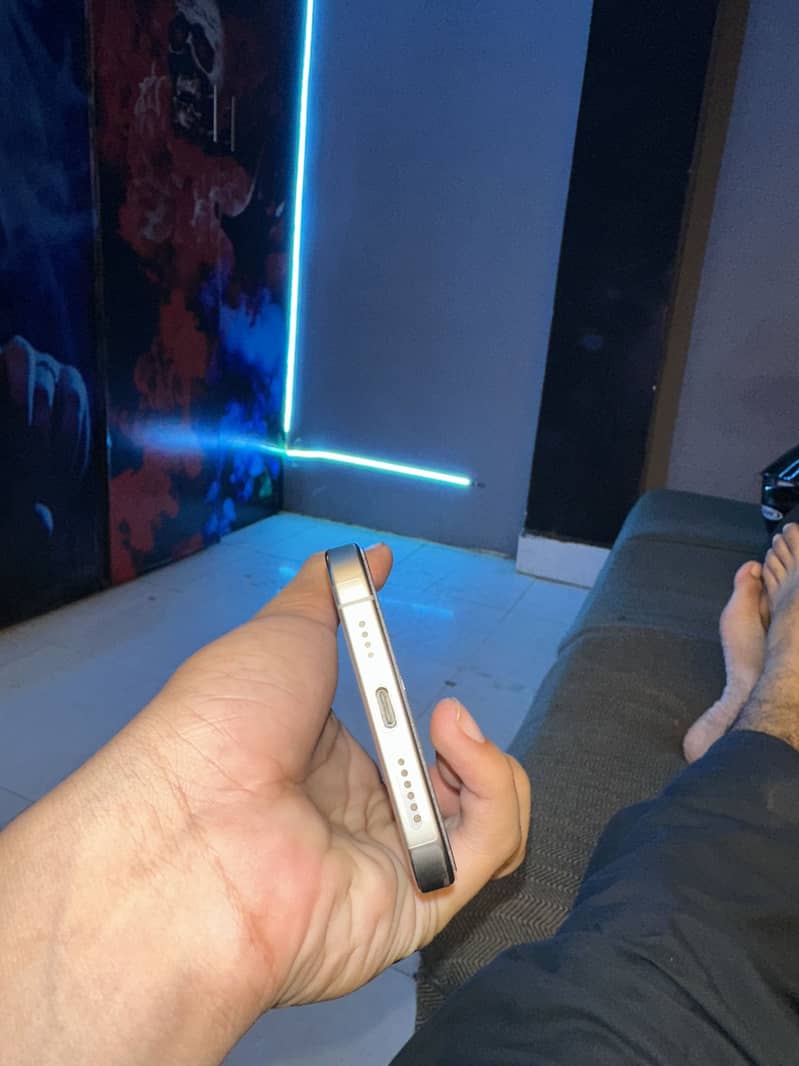Apple iPhone 15 Pro Max 4