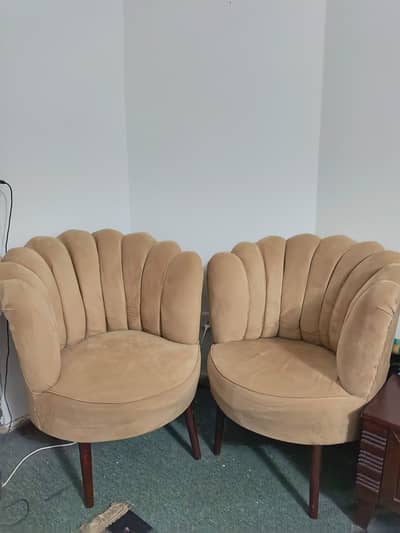 COFFEE TABLE AND CHAIRS
