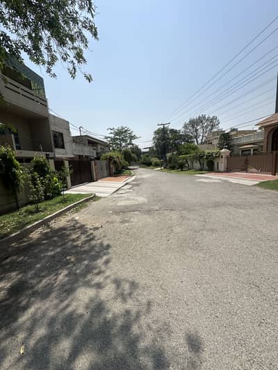 23 Marla Old House Available For Sale in Gulberg Facing Park + Corner
