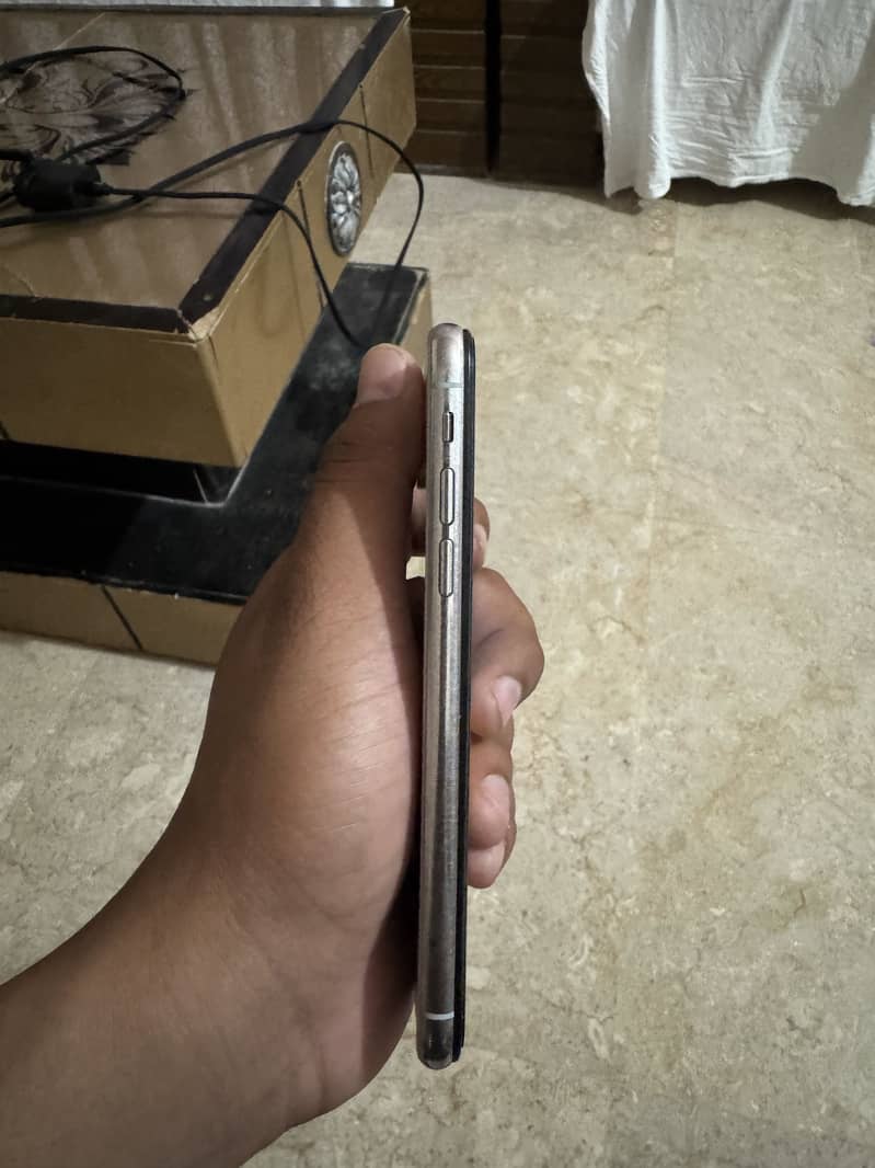 Apple iPhone X 4