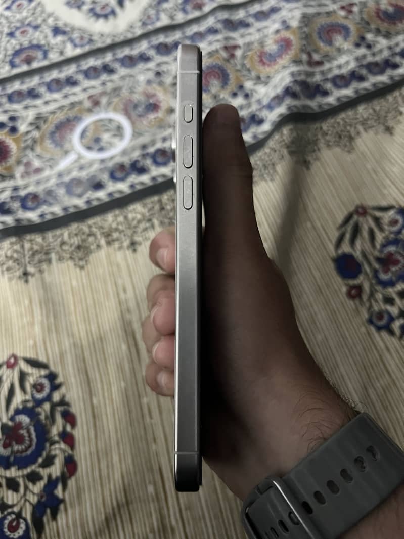 Apple iPhone 15 Pro Max 4